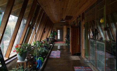 Earthship Biotecture: autonomous architecture